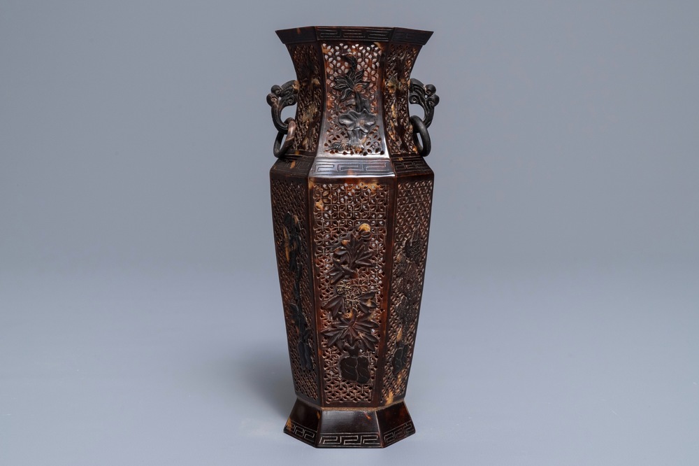 A hexagonal Chinese reticulated tortoise shell vase, 19th C.