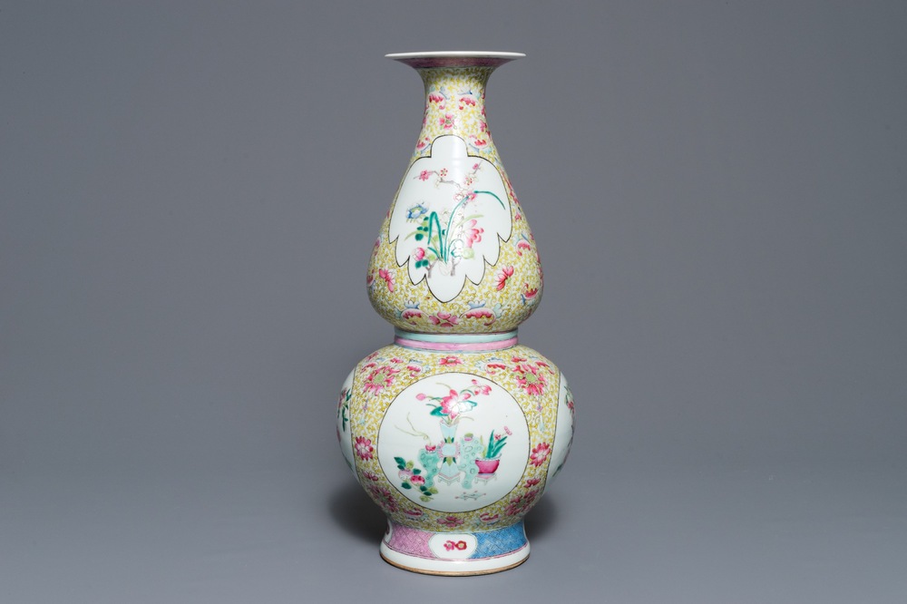 Un vase de forme double gourde en porcelaine de Chine famille rose, 19&egrave;me