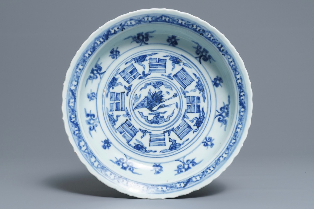 Un plat en porcelaine de Chine bleu et blanc &agrave; d&eacute;cor des 'huit trigrammes', Ming