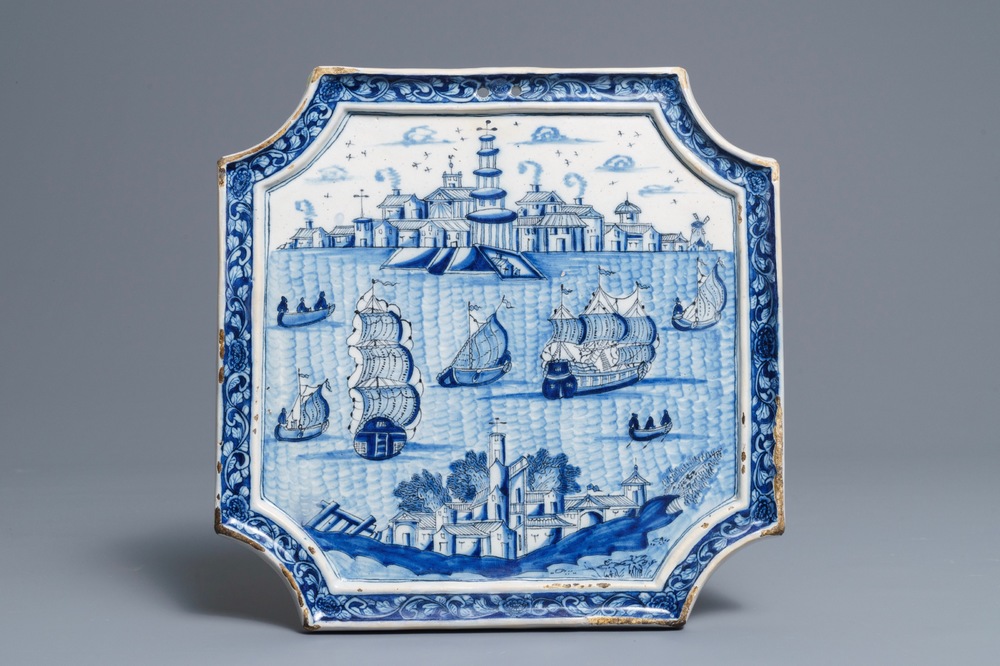 Een blauwwitte Delftse plaquette met maritiem decor, 18e eeuw