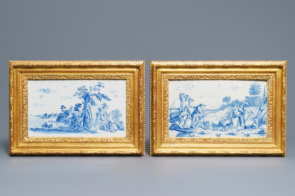 Een paar fijne blauwwitte Delftse plaquettes met romantische sc&egrave;nes, 18e eeuw