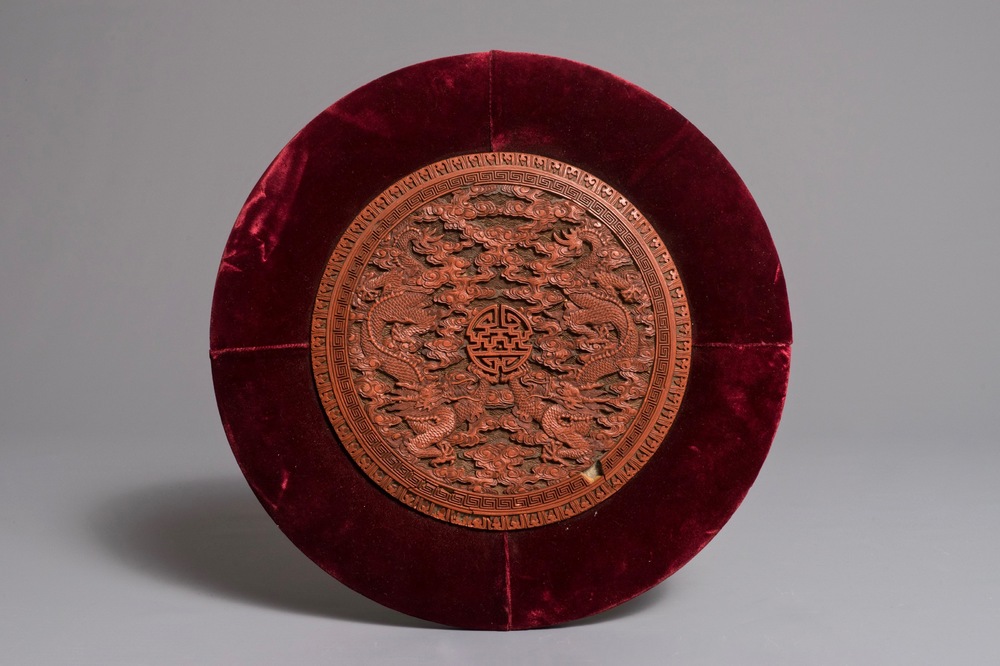 Een ronde Chinese lakwerk plaquette met twee draken, 18e eeuw