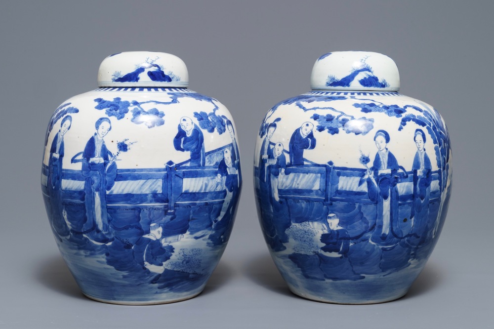 Een paar Chinese blauwwitte dekselpotten met figuren in een tuin, Kangxi merk, 19e eeuw