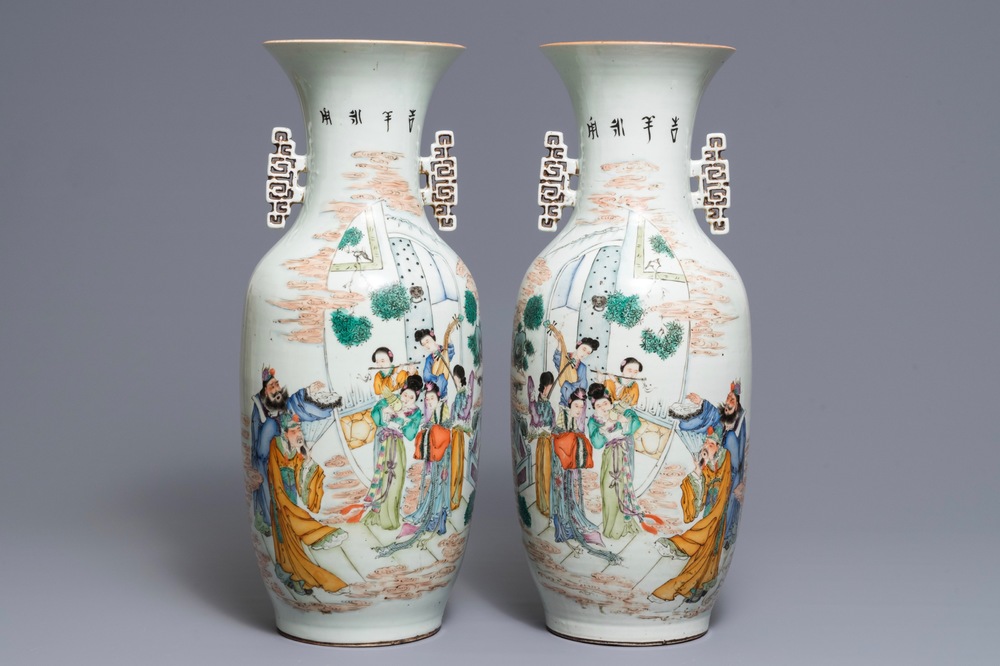 Une paire de vases en porcelaine de Chine famille rose &agrave; d&eacute;cor de musiciens, 19/20&egrave;me