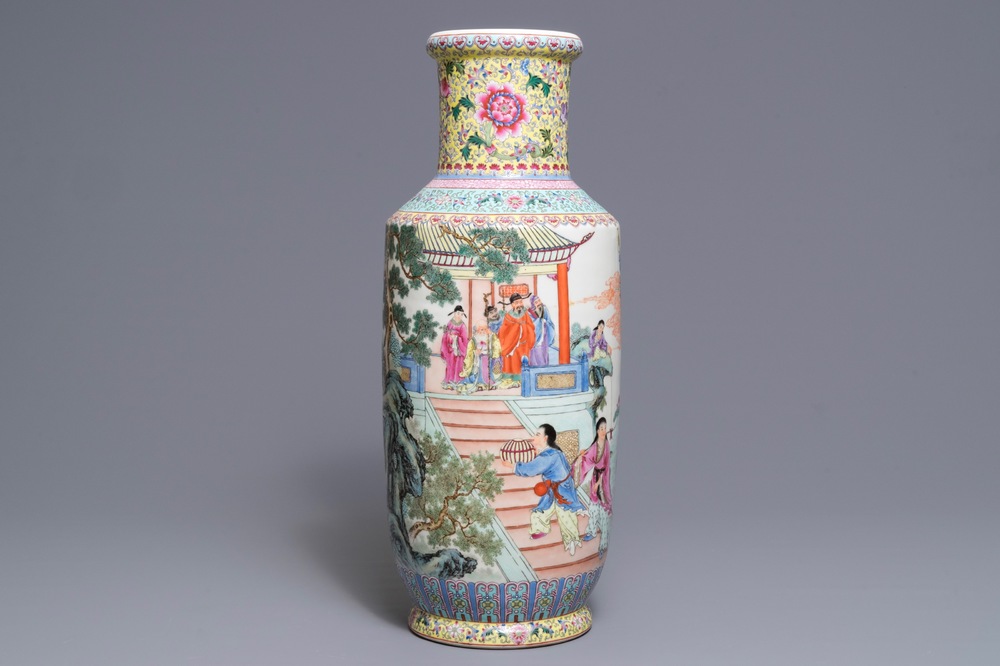 Un vase de forme rouleau en porcelaine de Chine famille rose, R&eacute;publique, 20&egrave;me