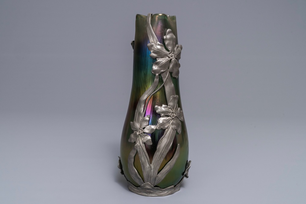 Een Loetz Art Nouveau vaas in iriserend glas met Van Hauten tinmontuur, 1e helft 20e eeuw