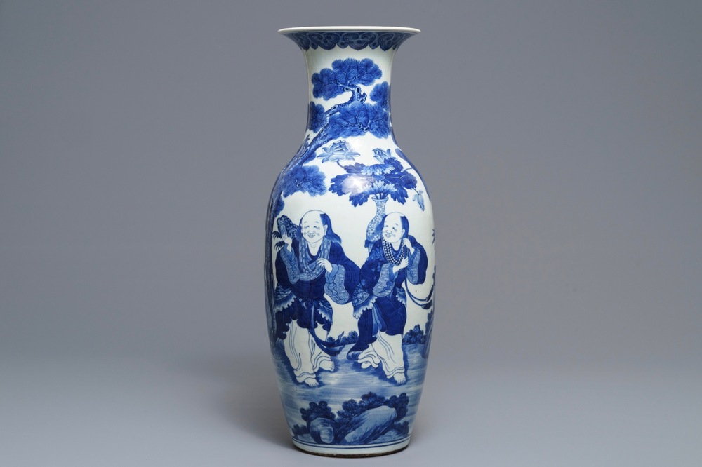 Un vase en porcelaine de Chine bleu et blanc &agrave; d&eacute;cor 'Hehe Er Xian', 19&egrave;me