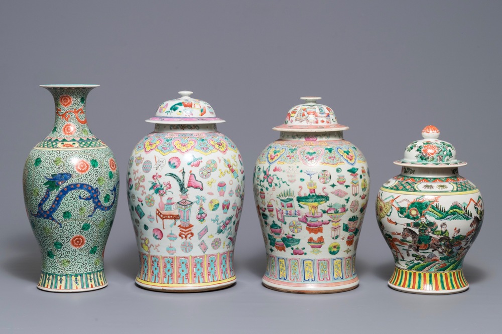 Vier Chinese famille rose en verte vazen, 19e eeuw
