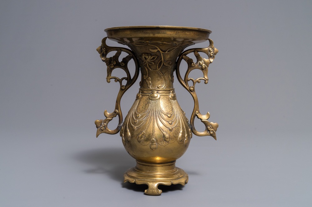 Un vase en bronze incrust&eacute; d&rsquo;argent &agrave; d&eacute;cor en relief, Chine, 18/19&egrave;me