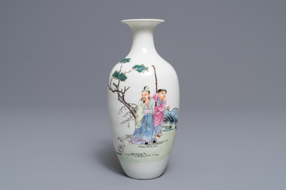 Un vase en porcelaine de Chine famille rose, marque de Hongxian, 20&egrave;me