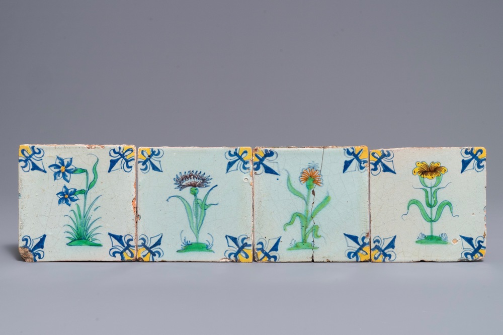 Quatre carreaux en fa&iuml;ence de Delft polychrome &agrave; d&eacute;cor de fleurs, 17&egrave;me