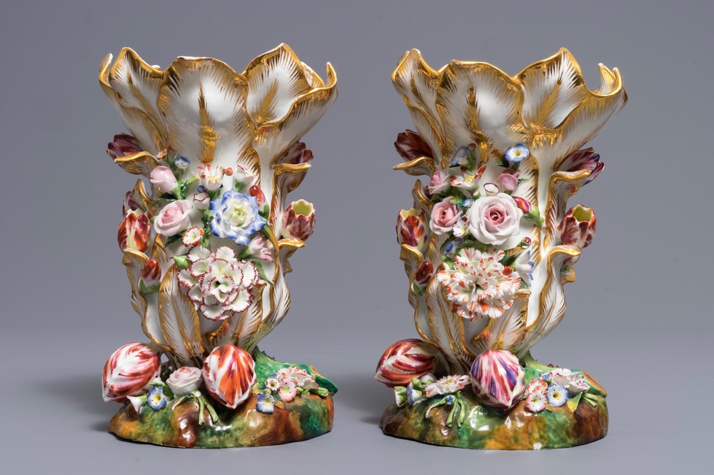 Een paar vazen met opgelegd floraal decor, Jacob Petit, Parijs, 19e eeuw
