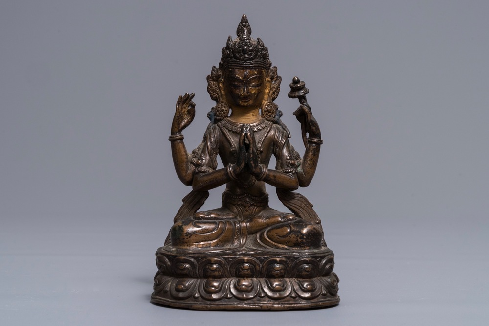 Une figure d'Avalokitesvara aux quatre bras en bronze dor&eacute;, Sino-Tibet, 18&egrave;me