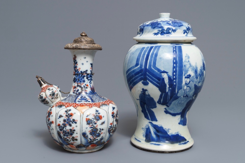Een Chinese blauwwitte dekselvaas en een Imari-stijl kendi, Kangxi