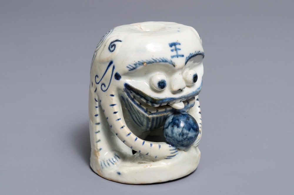 Un poid de rouleau en porcelaine de Chine bleu et blanc, 18/19&egrave;me