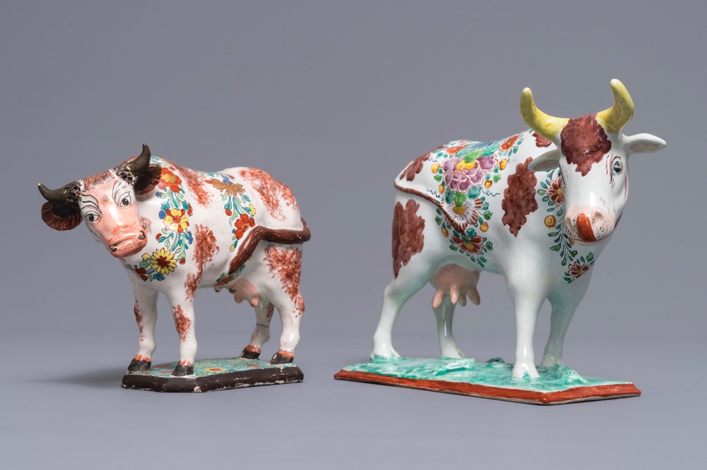 Deux mod&egrave;les de vaches sur bases en fa&iuml;ence de Delft polychrome petit feu, 18&egrave;me