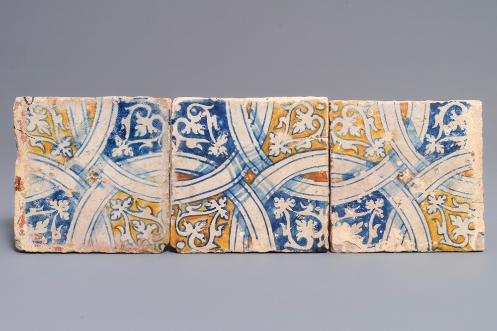 Drie tegels in Antwerpse majolica met kabelranddecor, 16e eeuw