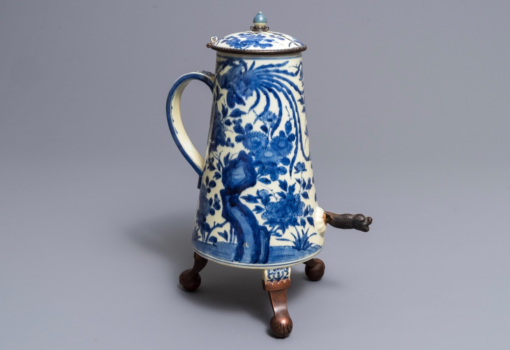 A Japanese blue and white brass-mounted Arita coffee urn and cover, Edo, 17/18th C.