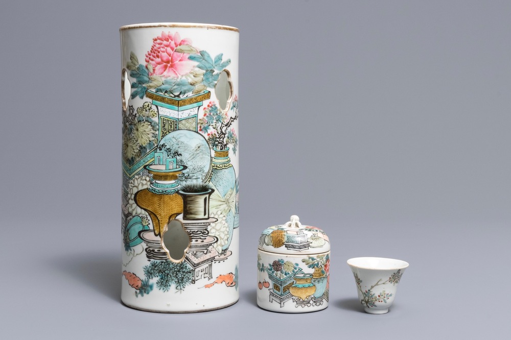 Un porte-chapeau, une tasse &agrave; vin et un r&eacute;chaud en porcelaine de Chine qianjiang cai, sign&eacute; Xu Pinheng, 19&egrave;me