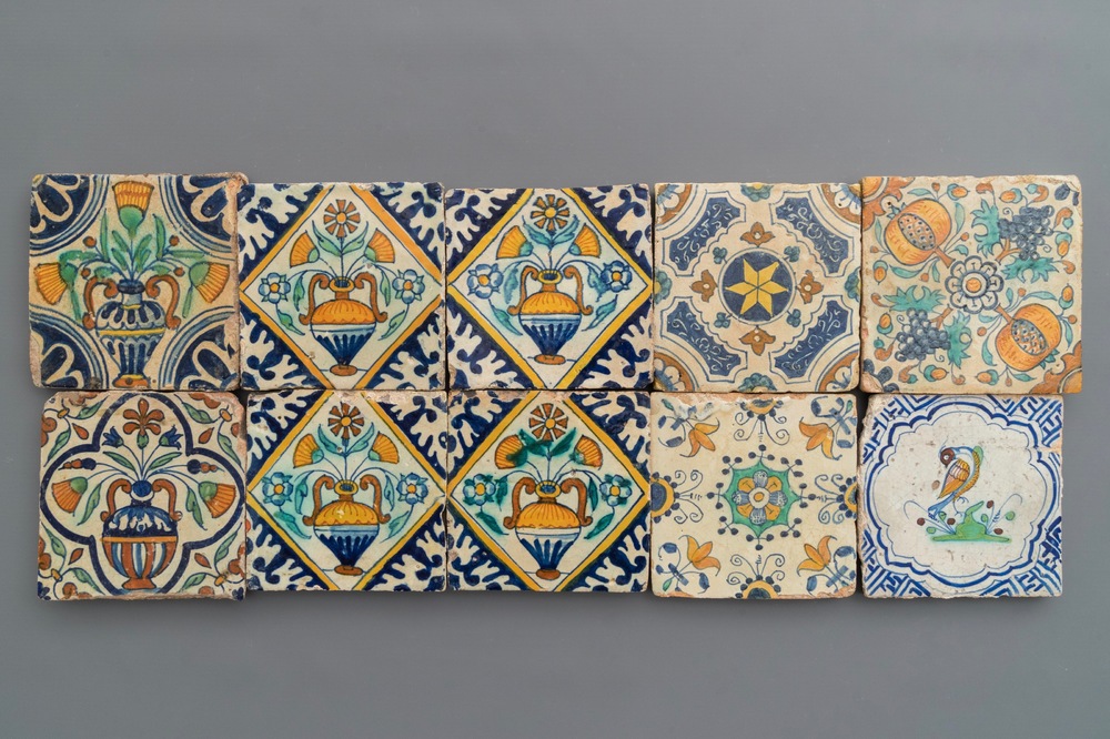 Tien polychrome Delftse tegels met diverse decors, 16/17e eeuw