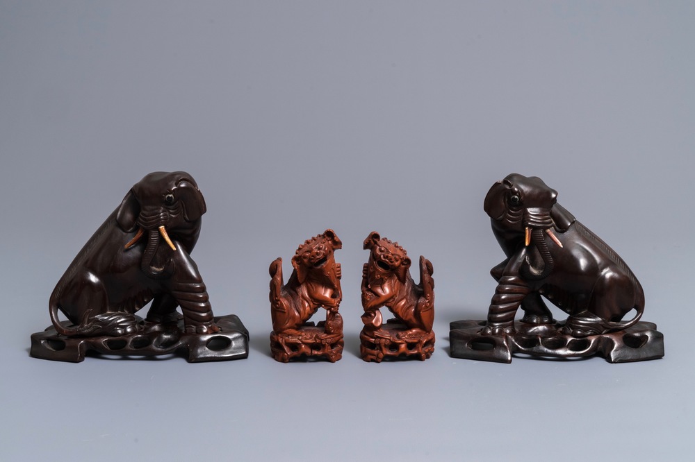 Twee paar Chinese houten modellen van olifanten en boeddhistische leeuwen, Republiek, 20e eeuw
