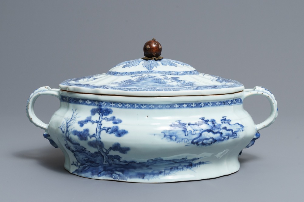 Une terrine couverte en porcelaine de Chine bleu et blanc, Qianlong