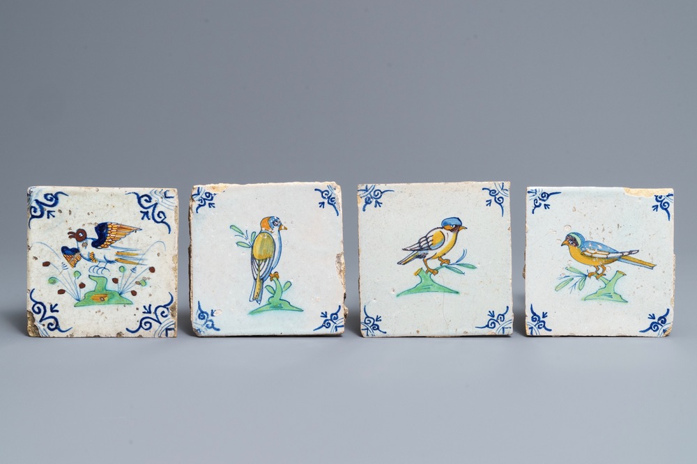 Vier polychrome Delftse tegels met vogels, 17e eeuw