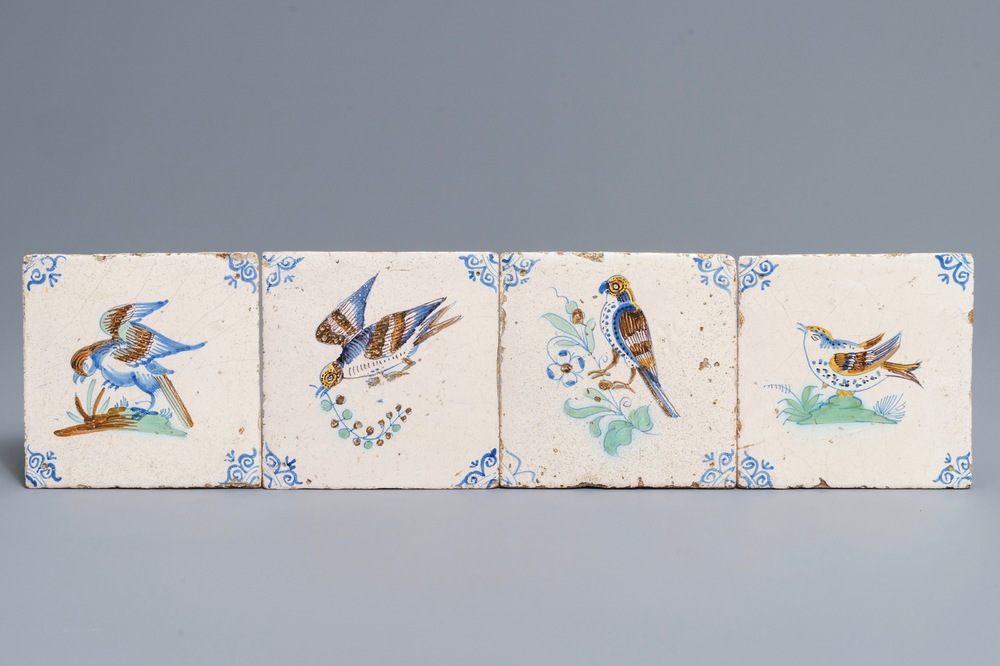 Quatre carreaux en fa&iuml;ence polychrome de Delft aux oiseaux, 17&egrave;me