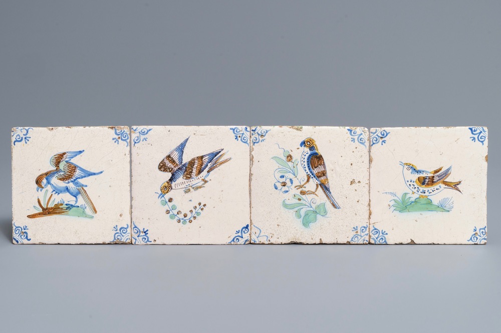 Vier polychrome Delftse tegels met vogels, 17e eeuw