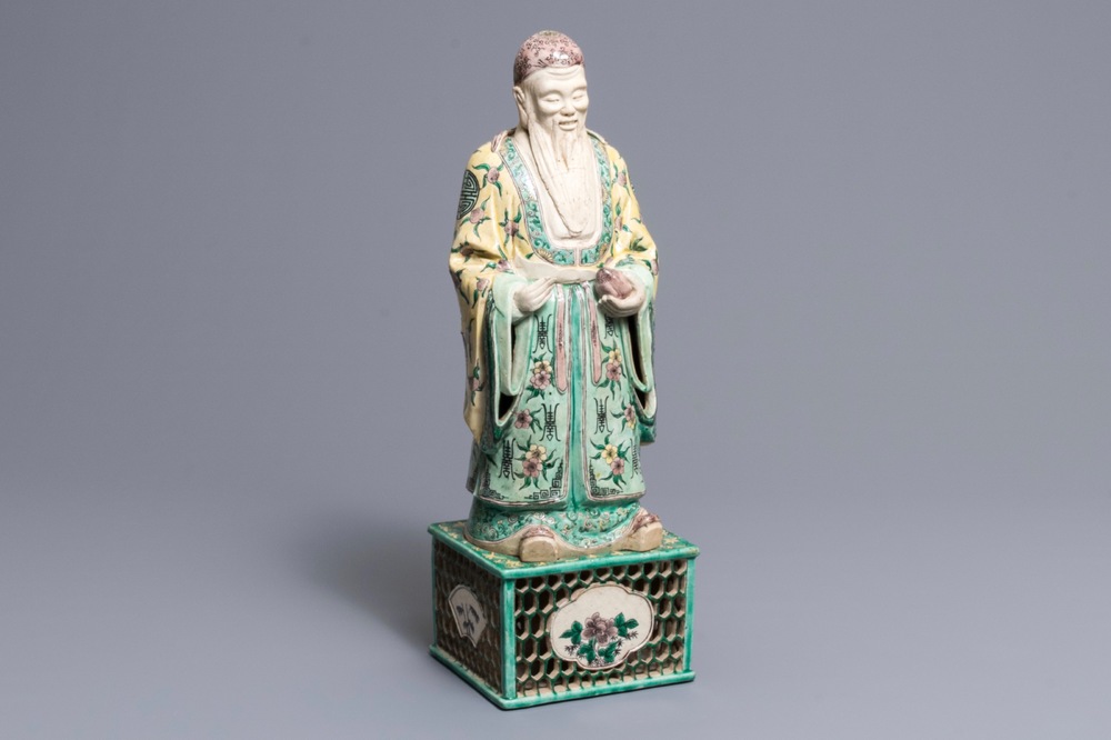 Une grande figure d'un immortel en biscuit &eacute;maill&eacute; vert sur socle, Kangxi