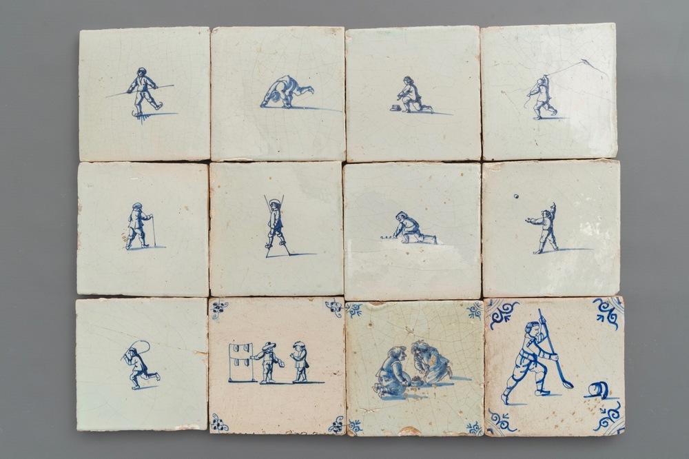 Douze carreaux en fa&iuml;ence de Delft en bleu et blanc aux enfants jouants, 17&egrave;me