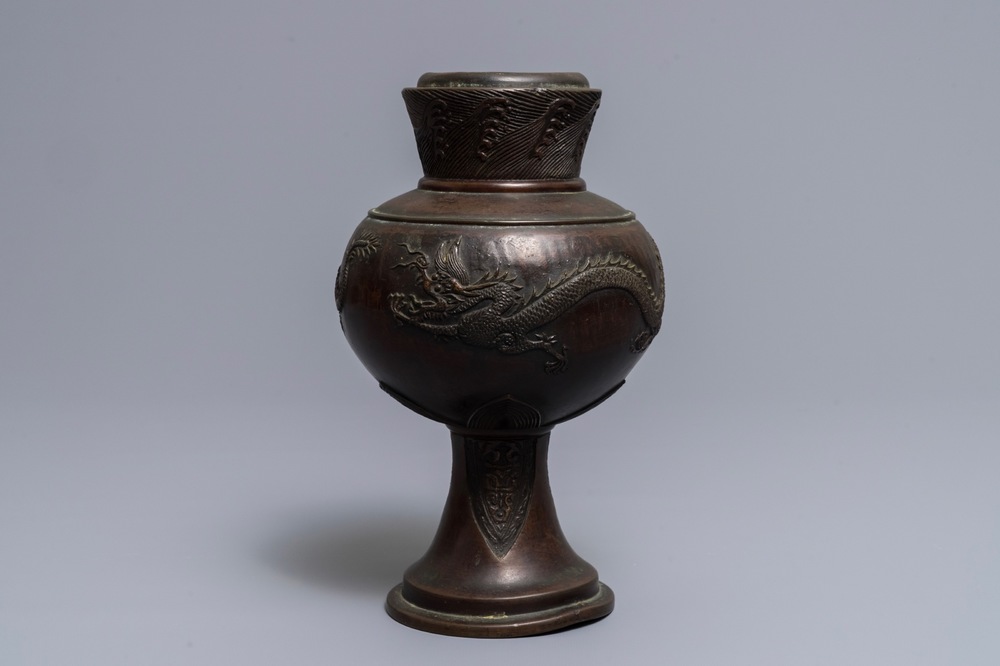 Een Chinese bronzen vaas met reli&euml;fdecor van draken, 17/18e eeuw