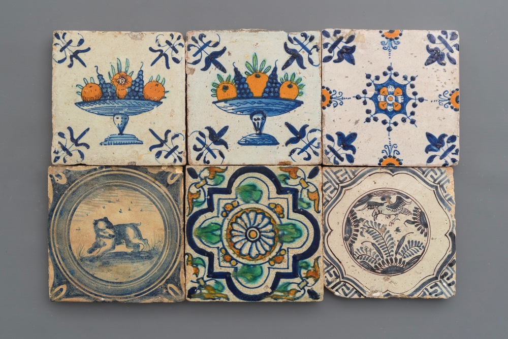 Six carreaux en fa&iuml;ence de Delft polychrome et en bleu et blanc, 16/17&egrave;me