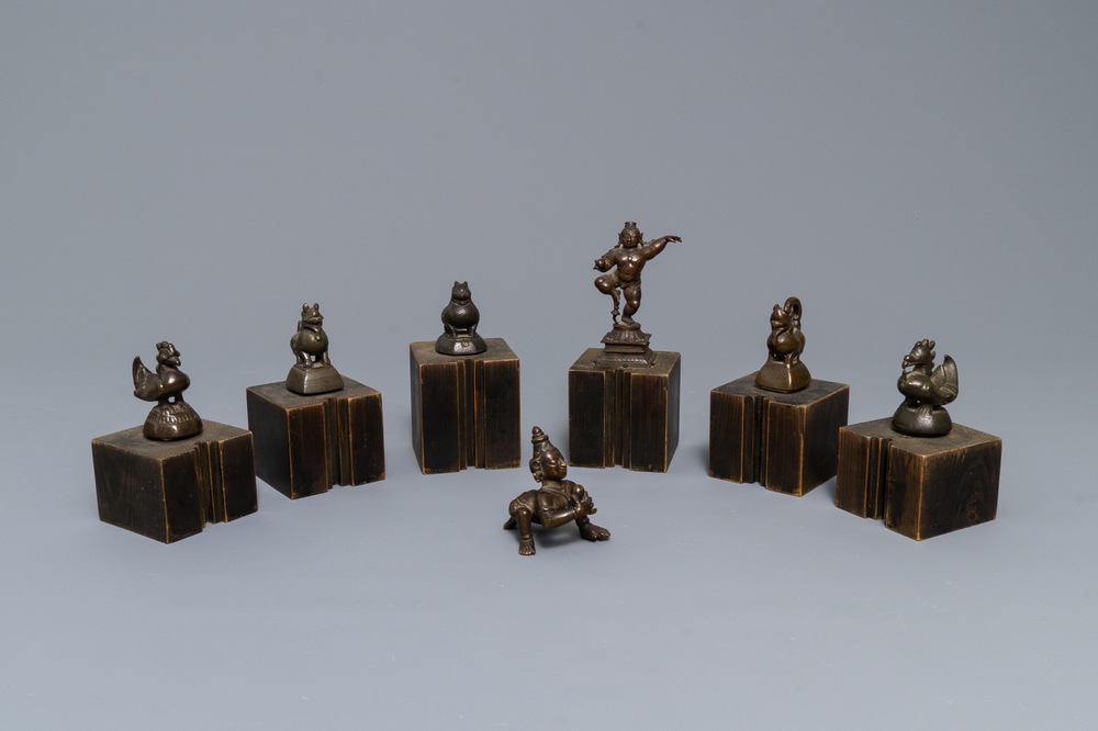 Cinq poids en forme d'animaux et deux figures en bronze, Birmanie et Inde, 19&egrave;me