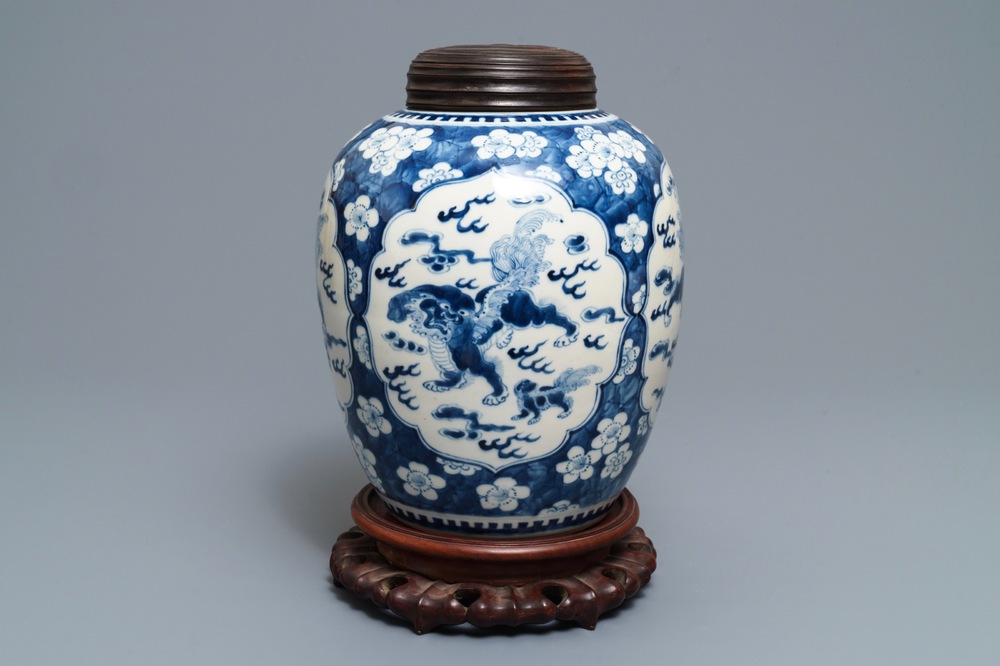 Een Chinese blauwwitte gemberpot met Boeddhistische leeuwen in Kangxi-stijl, 19e eeuw