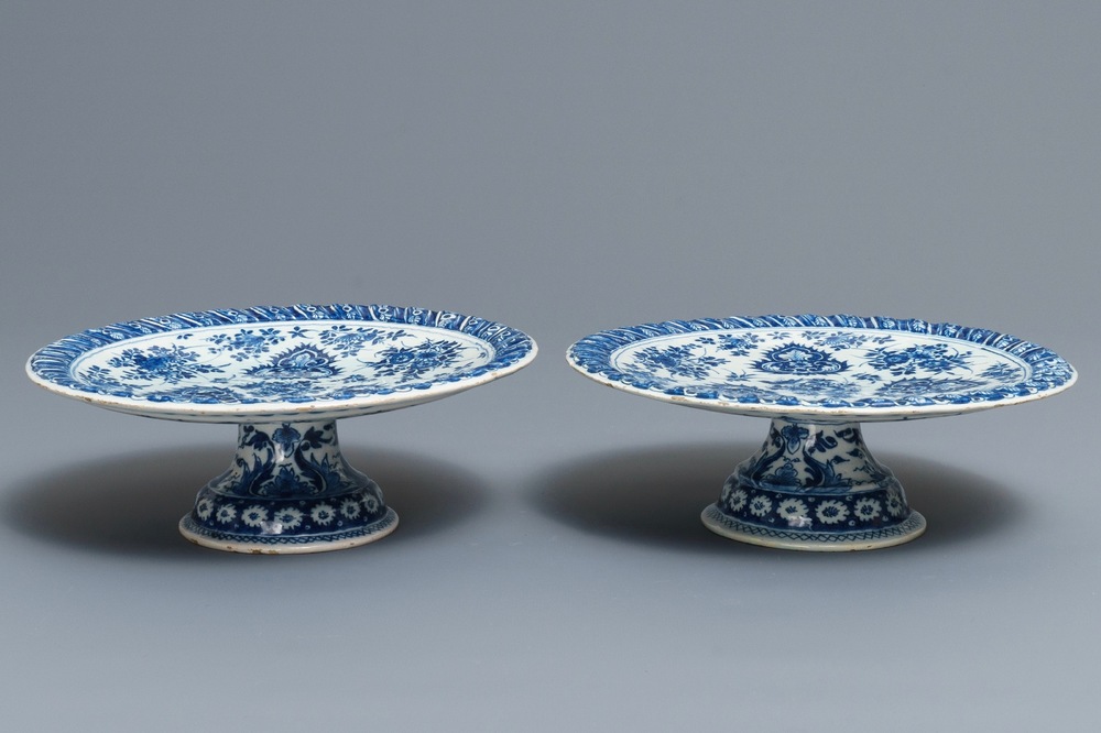 Een paar blauwwitte Delftse tazza's met floraal en ornamentaal decor, 17/18e eeuw