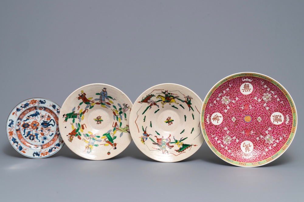 Deux bols en porcelaine de Chine famille verte dite 'de Nankin', un plat famille rose et une assiette de style Imari, 18/20&egrave;me