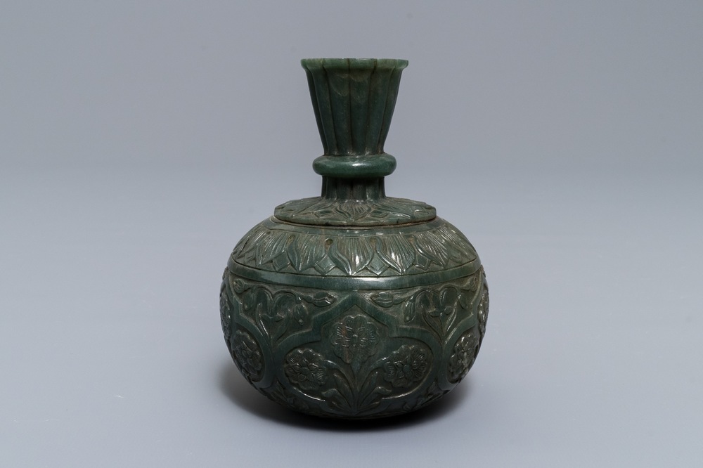 Een Chinese spinaziegroene jade hookah basis in Mogoolse stijl, 19/20e eeuw
