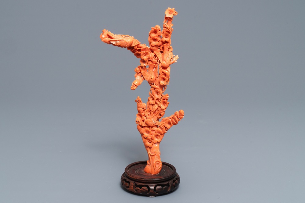 Un groupe en corail rouge sculpt&eacute; figurant une branche fleurie aux oiseaux, Chine, 19&egrave;me