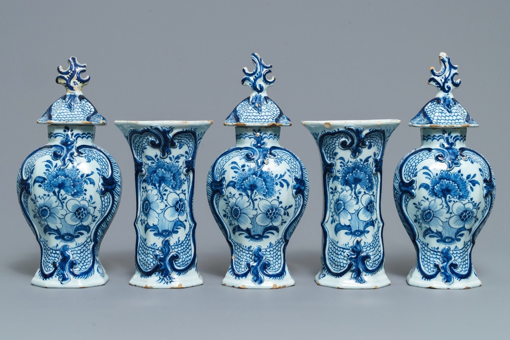 Une garniture de cinq vases en fa&iuml;ence de Delft en bleu et blanc &agrave; d&eacute;cor floral, 18&egrave;me