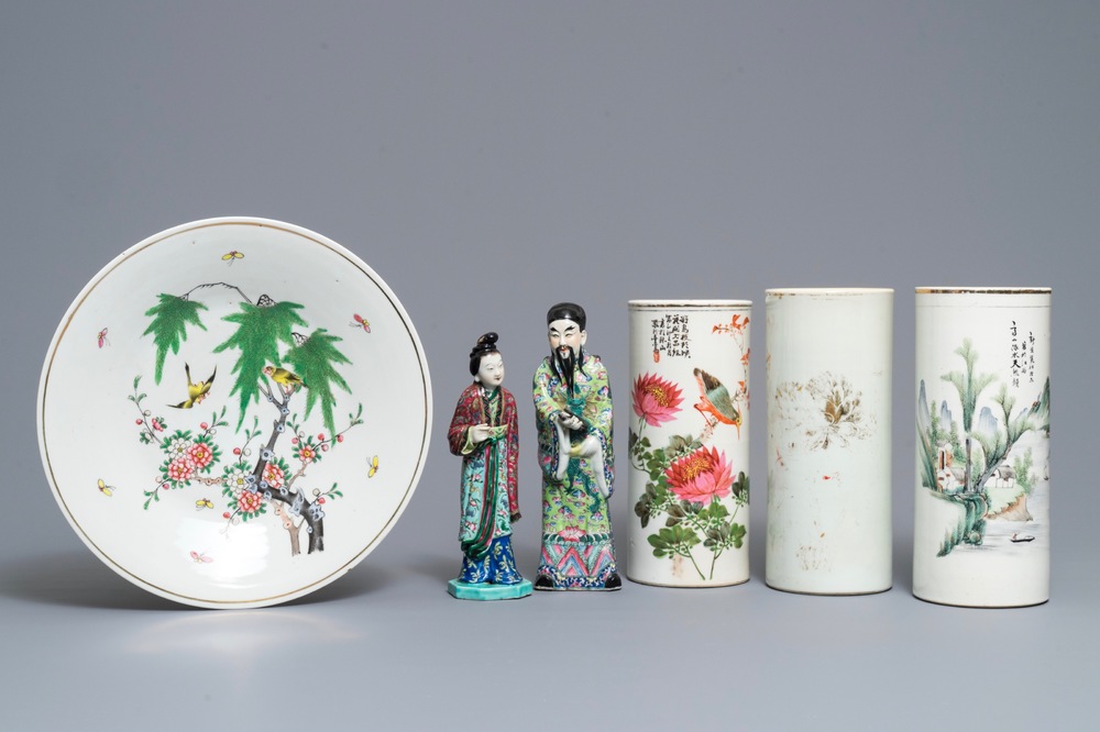 Drie Chinese famille rose en qianjiang cai hoedensteunen, een schotel en twee figuren, 19/20e eeuw