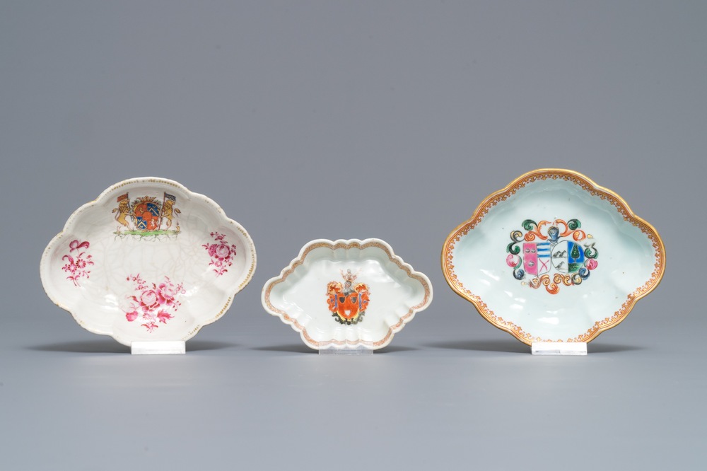 Deux pattipans et un plateau &agrave; cuill&egrave;res en porcelaine de Chine famille rose armori&eacute;e pour le march&eacute; hollandais, Qianlong