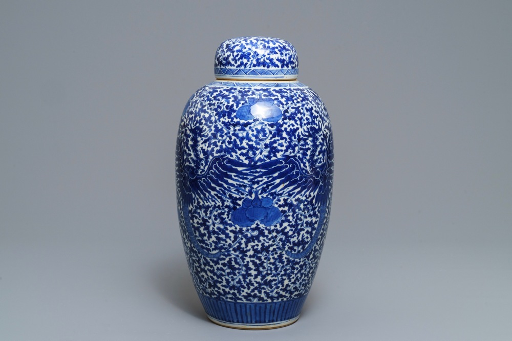 Een Chinese blauwwitte dekselpot met feniksen, 19e eeuw