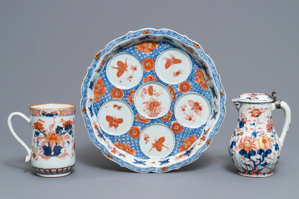 Un plat &agrave; condiments, une verseuse couverte et une chope en porcelaine de Chine de style Imari, Kangxi/Qianlong