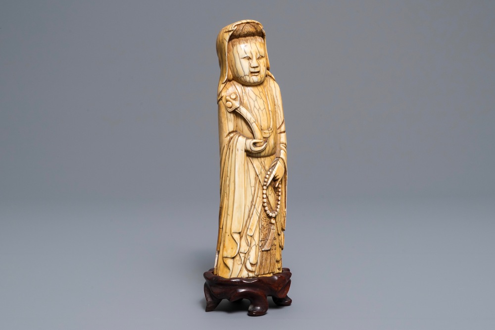 Une figure d'une dame en ivoire sculpt&eacute;, Chine, Ming