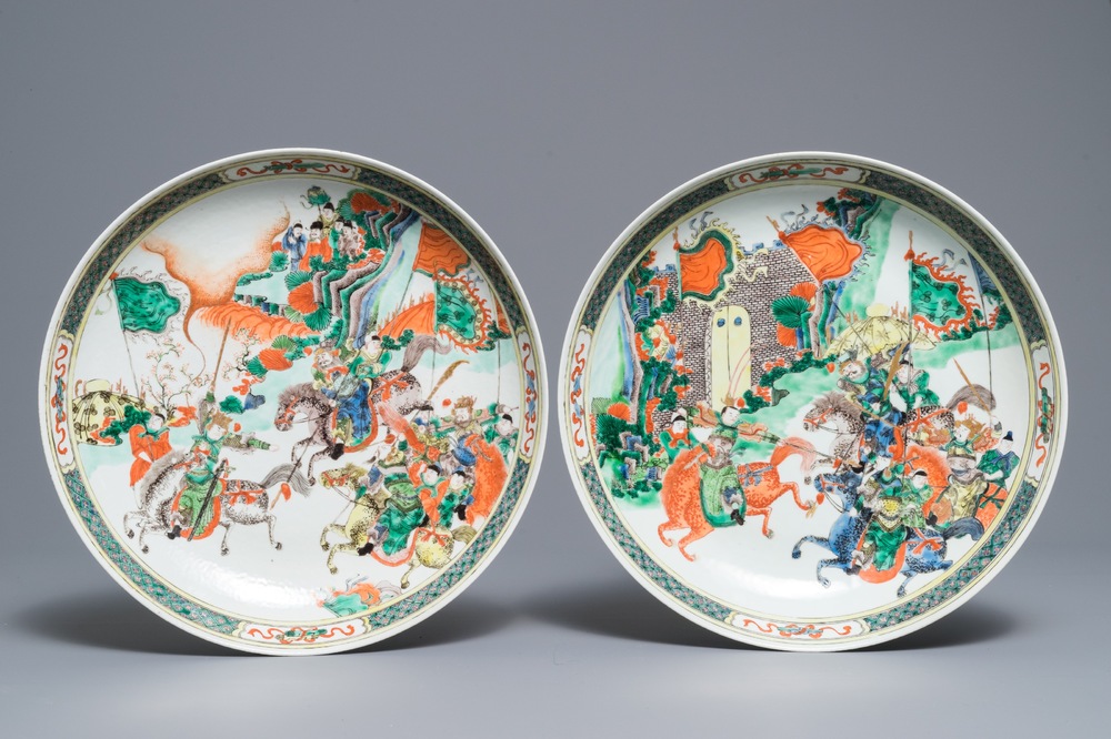 Twee Chinese famille verte schotels met strijdersdecors, &eacute;&eacute;n met Kangxi merk, 19e eeuw