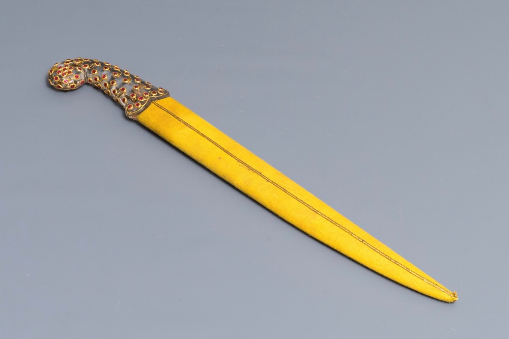 A Mughal-style pink gemset rock crystal hilted dagger, India, 19/20th C.