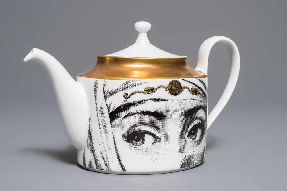 Een 'Temi i variazone' theepot naar ontwerp van Piero Fornasetti, Rosenthal, Duitsland, 1999