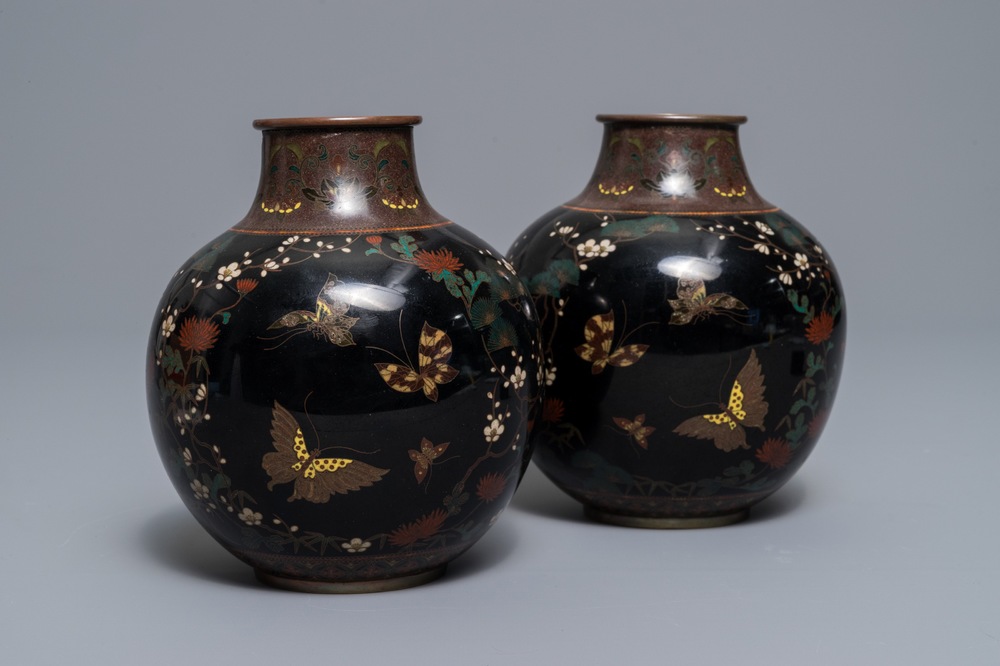 Een paar bolvormige Japanse cloisonn&eacute; vazen met vlinders, Meiji, 19e eeuw