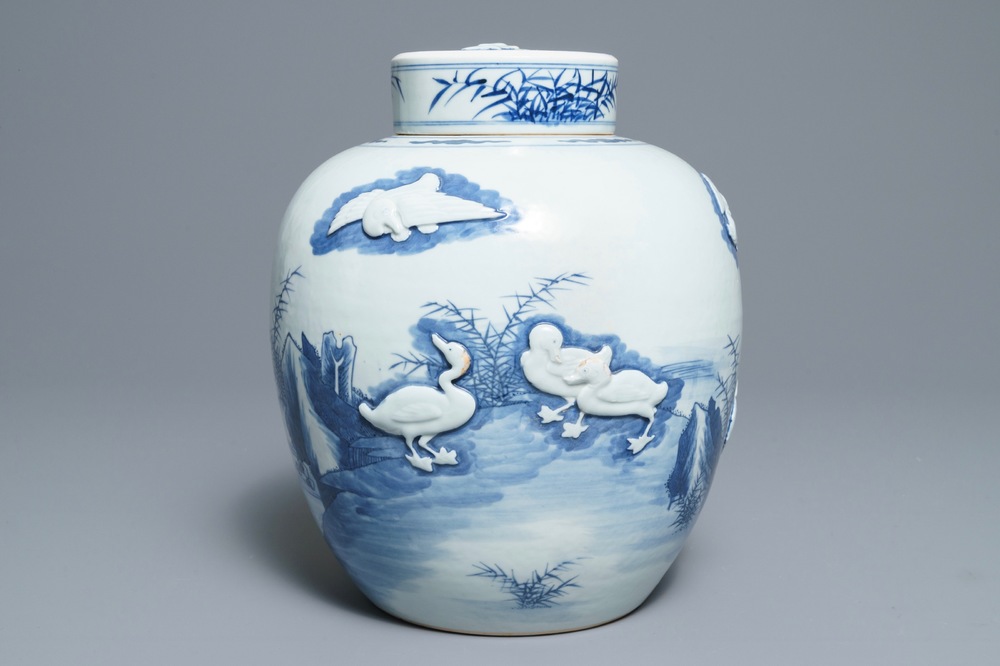 Un pot couvert en porcelaine de Chine bleu et blanc &agrave; d&eacute;cor de canards en relief, 19&egrave;me